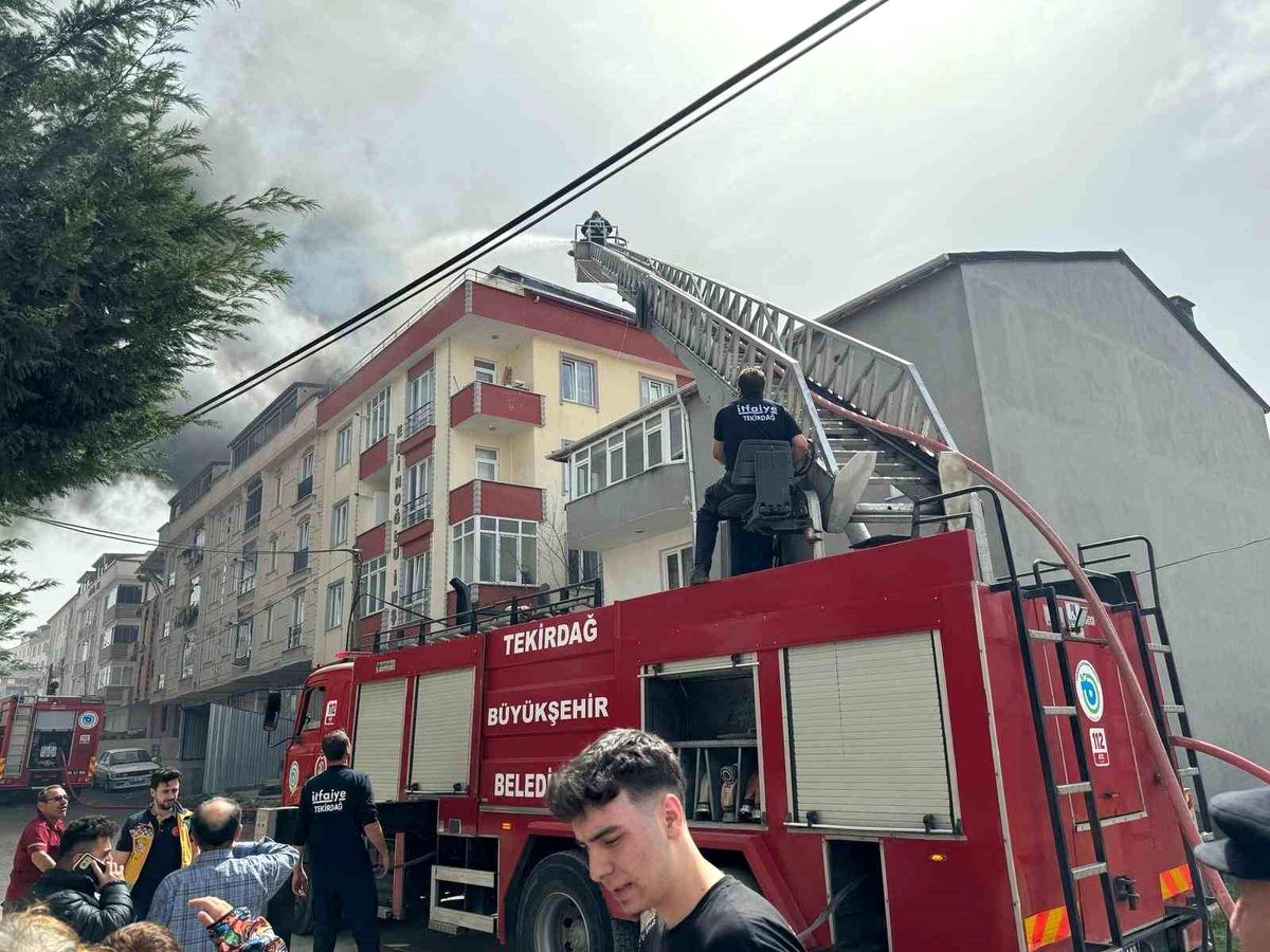 Tekirdağ Kapaklı\'da çıkan yangın yan binaya sıçradı
