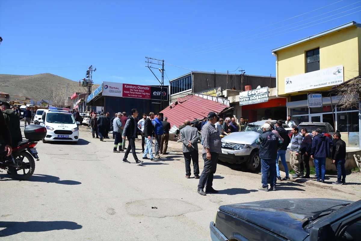 Kayseri\'de freni boşalan kamyon 10 araca ve 4 iş yerine zarar verdi