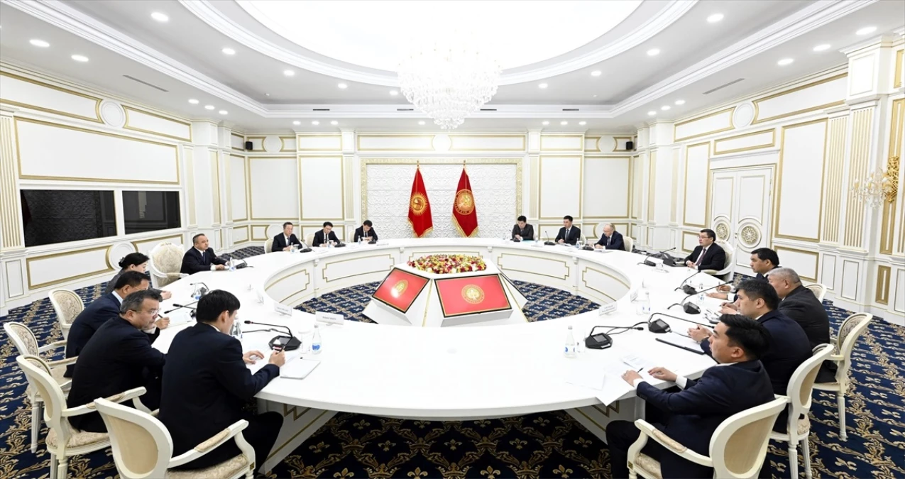 Kırgızistan Cumhurbaşkanı, Çin\'in Sincan Uygur Özerk Bölgesi Valisi ile görüştü