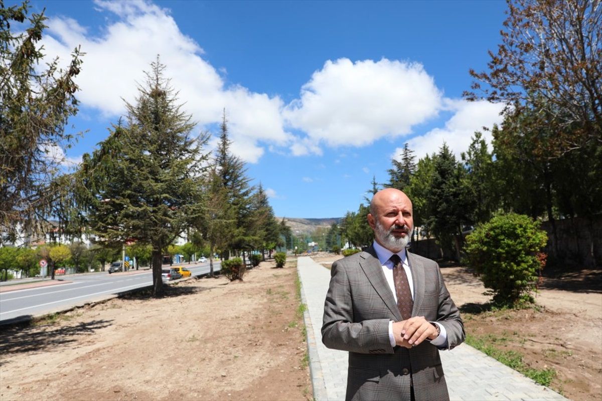 Kocasinan Belediyesi Park ve Bahçeler Müdürlüğü, parklarda bakım ve düzenleme çalışmalarına devam ediyor