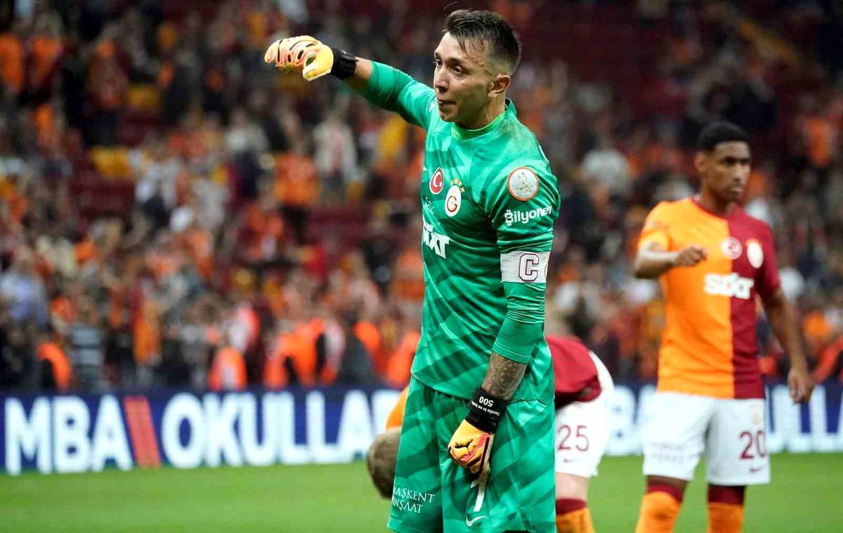 Muslera, Hatayspor maçının ardından taraftarlara 3\'lü çektirdi