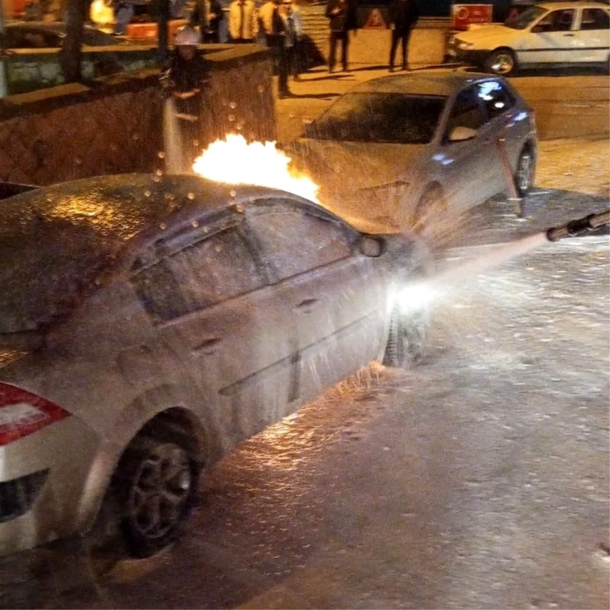 Mardin\'de park halindeki otomobil yanarak kullanılamaz hale geldi