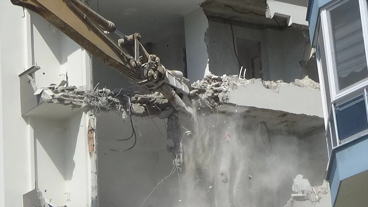 Mersin\'de hafif yan yatan binanın kontrollü yıkımına başlandı