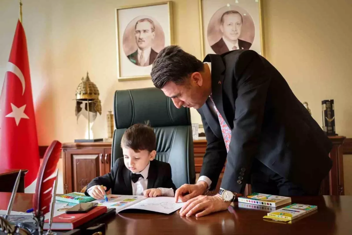 Bilecik Valisi Şefik Aygöl\'ün minik misafiri Hızır Efe tatlı anlarıyla herkesi gülümsetti