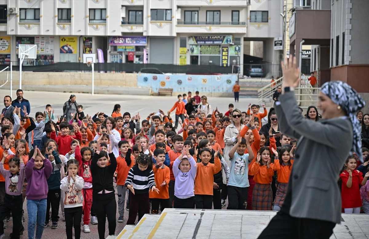 İzmir\'deki bir ilkokulda öğrenciler sabahları zumba dansı yapıyor