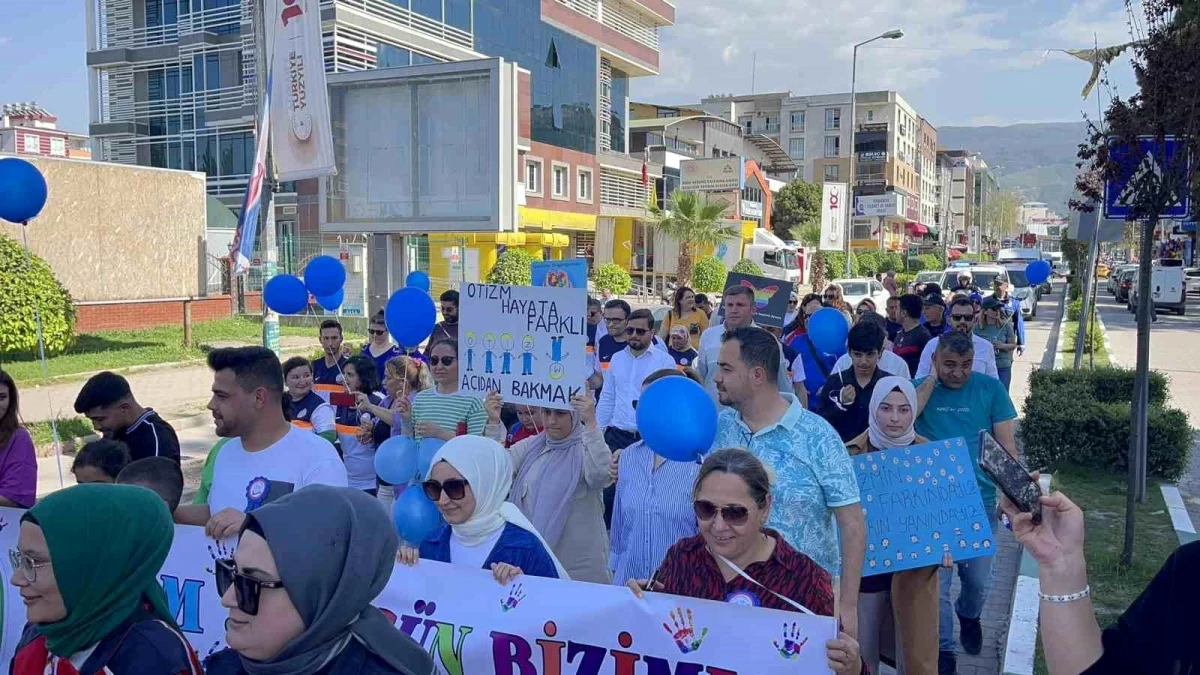 Osmaniye\'de Dünya Otizm Farkındalık Günü\'nde mavi balonlar gökyüzüne bırakıldı