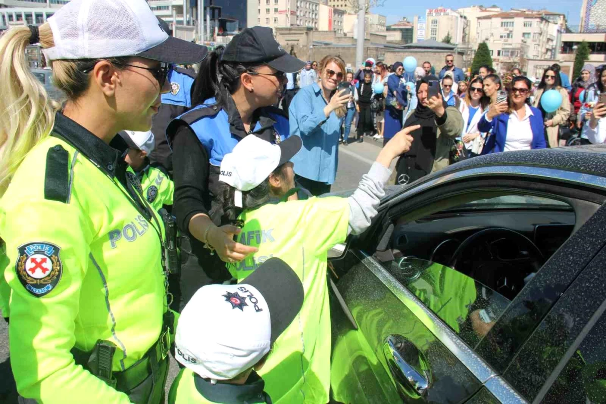 Otizmli çocuklar polis kıyafeti giyerek araç sorguladı