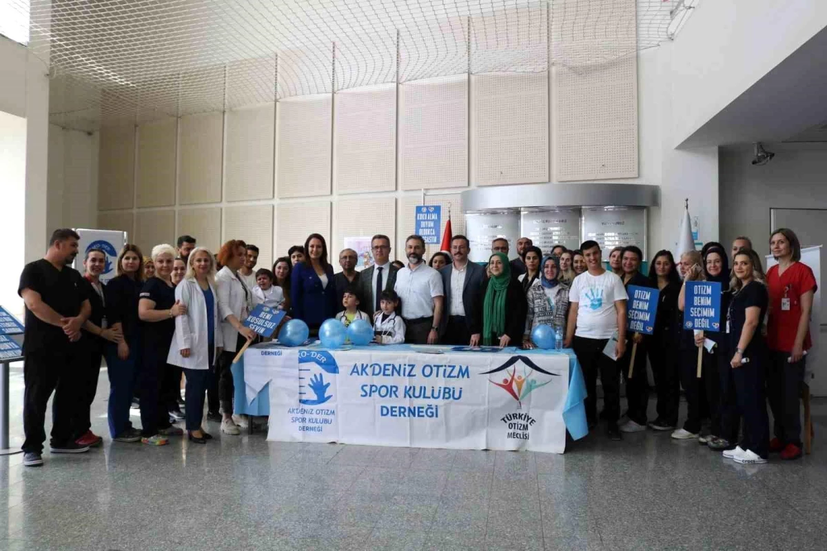 Antalya\'da Otizmli Çocuklara Doktor Önlüğü ve Stetoskop Hediye Edildi