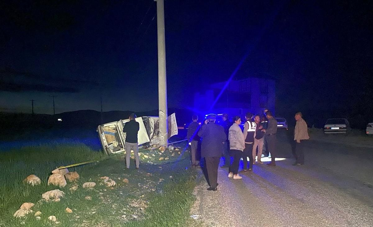 Adıyaman\'da Kontrolden Çıkan Otomobilin Direğe Çarpması Sonucu 1 Kişi Hayatını Kaybetti
