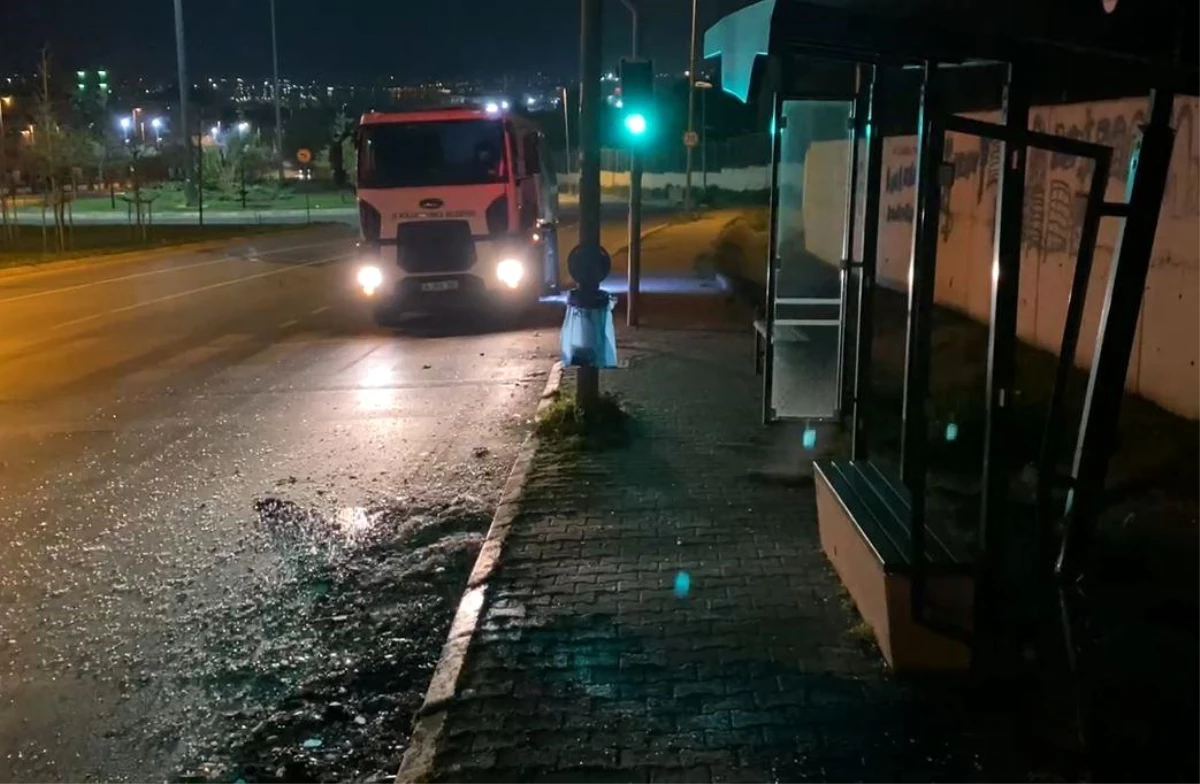Küçükçekmece\'de polisin dur ihtarına uymayan sürücü otobüs durağına çarptı