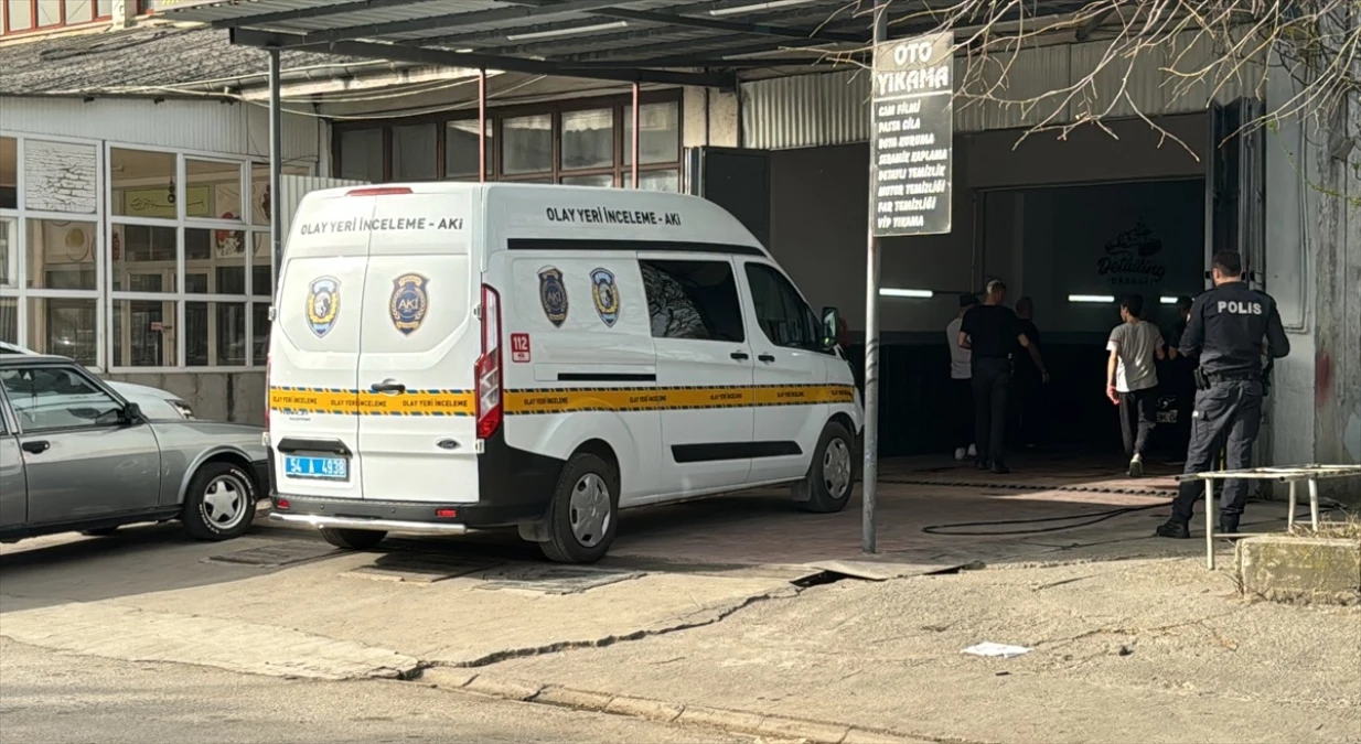 Adapazarı\'nda iş yerine silahlı saldırı: Bir kişi yaralandı