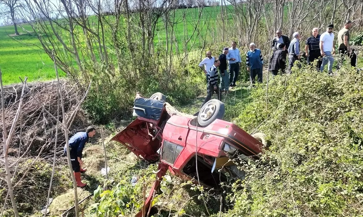 Samsun\'un Vezirköprü ilçesinde şarampole devrilen otomobilde 2 kişi yaralandı