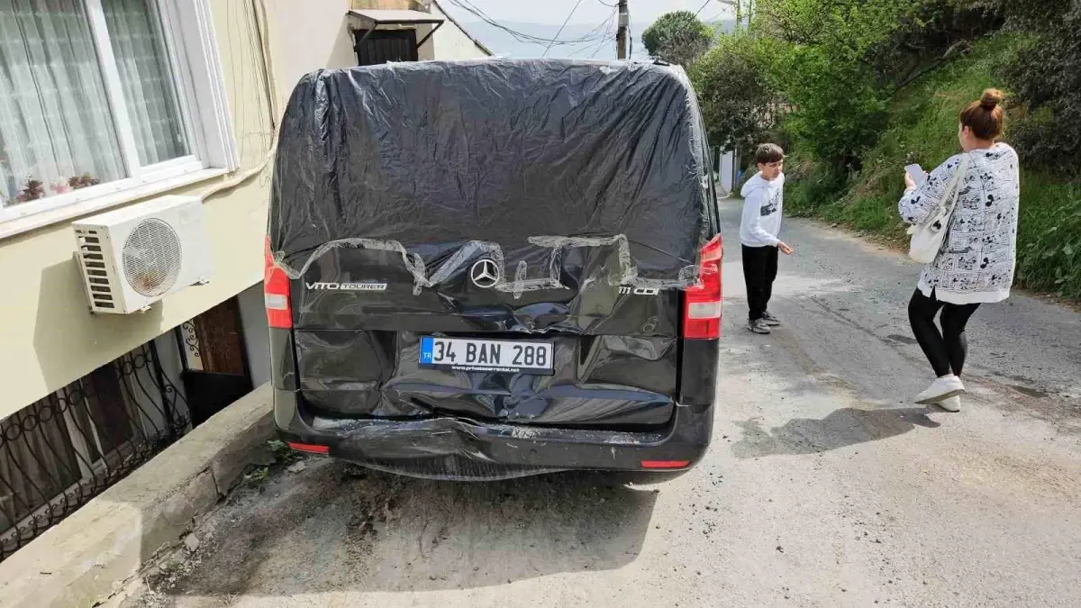 Sarıyer\'de sürücüsünün direksiyon hakimiyetini kaybettiği otomobil park halindeki araçlara çarptı