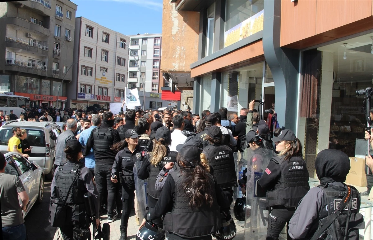 Şırnak\'ta izinsiz yürüyüş yapmak isteyen gruba polis müdahale etti, 11 kişi gözaltına alındı