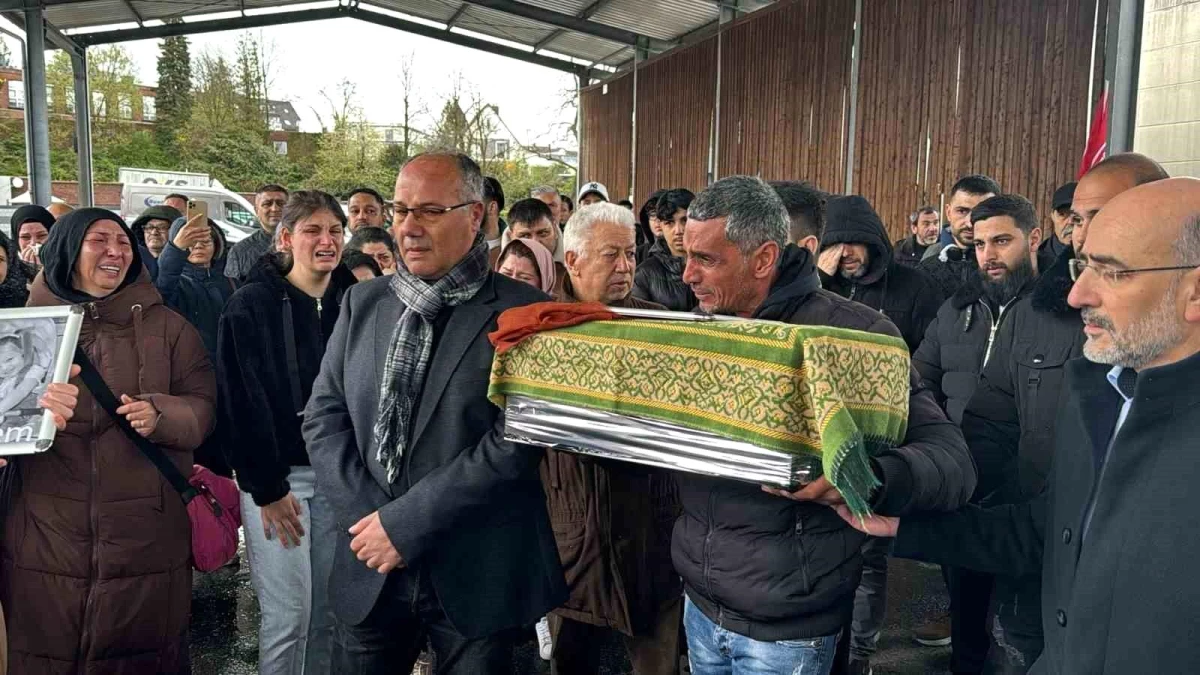 Solingen\'de kundaklama sonucu hayatını kaybeden Türk ailesi için cenaze töreni düzenlendi