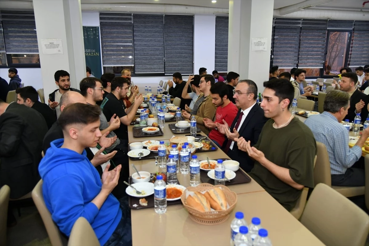 Tekirdağ Valisi Recep Soytürk, Namık Kemal Üniversitesi öğrencileriyle iftar yaptı