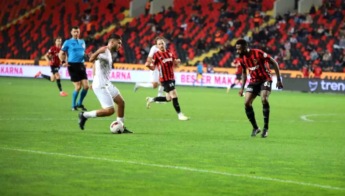 Gaziantep FK, Alanyaspor\'a 3-0 mağlup oldu