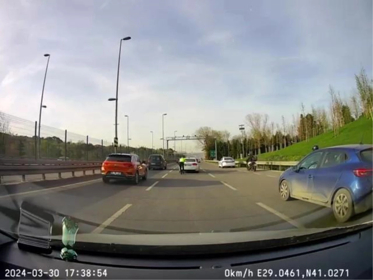 Üsküdar\'da trafikte aracı bozulan sürücüye trafik polisi yardım etti