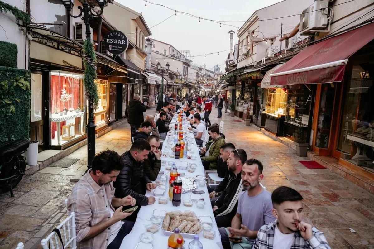 Üsküp\'teki Türk Çarşısı\'nda 500 kişiye iftar verildi