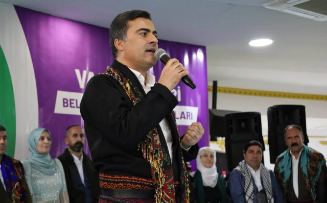 Van'da belediye başkanlığı DEM Parti'den AK Parti'ye geçti, sokaklar karıştı