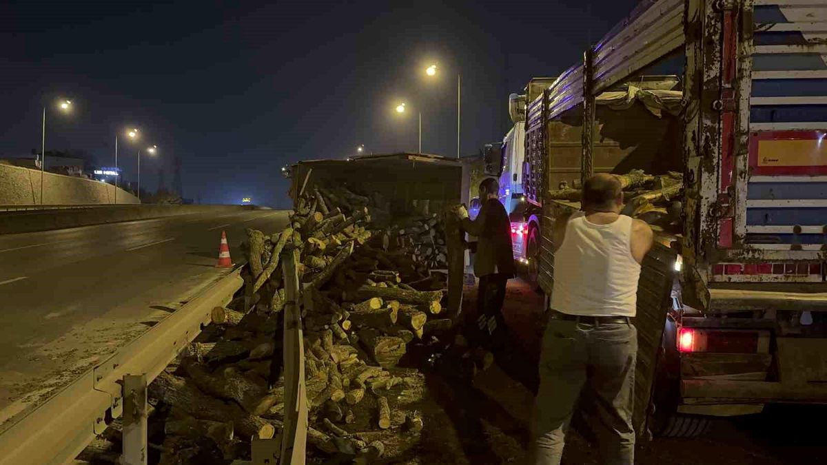 Kuzey Marmara Otoyolu\'nda Kamyon Devrildi, Sürücü Yaralandı