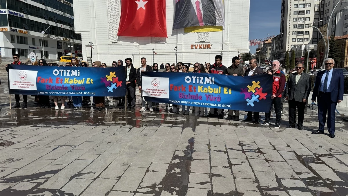 Yozgat\'ta Otizm Farkındalık Günü\'nde Yürüyüş Düzenlendi