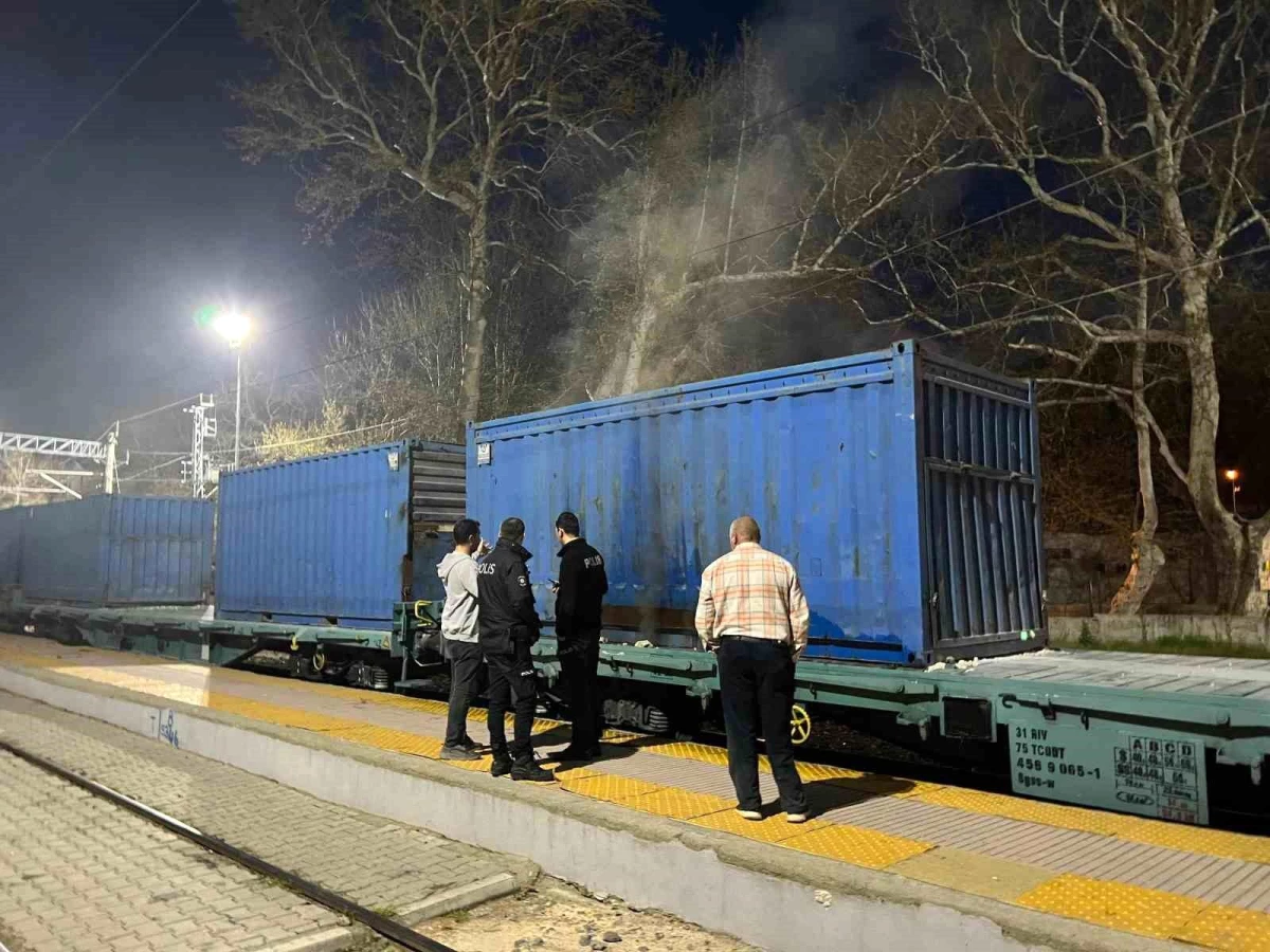 Adana\'da yük treninin balatasında çıkan yangın kısa sürede söndürüldü