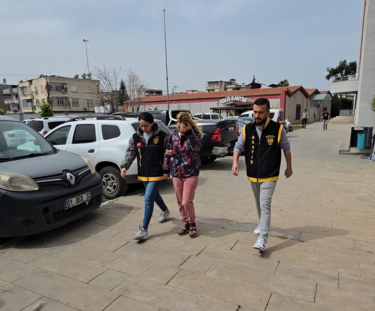 Adana\'da Oyun Parkında Altın Çantası Çalındı, Zanlı Tutuklandı