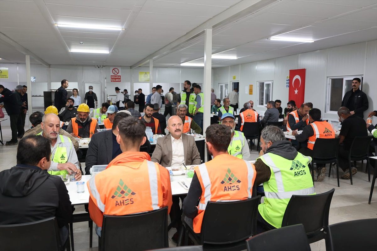 Adıyaman Valisi Osman Varol, Ramazan ayında işçilerle iftar yaptı