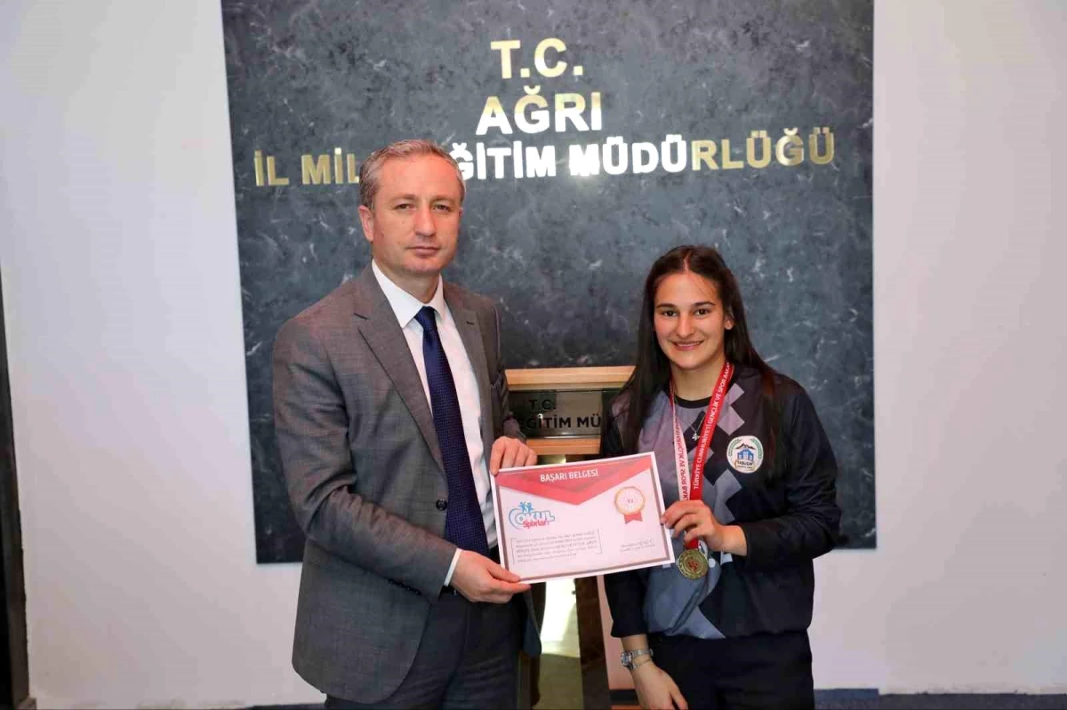 Ağrı İl Milli Eğitim Müdürü Taşlıçay Anadolu Lisesi Kız Futsal Takımı\'nı Tebrik Etti