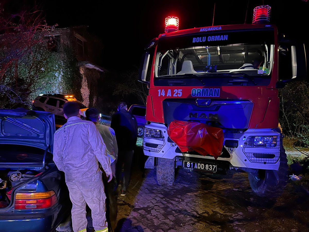 Düzce\'nin Akçakoca ilçesinde çıkan yangında 6 dönüm ormanlık alan zarar gördü