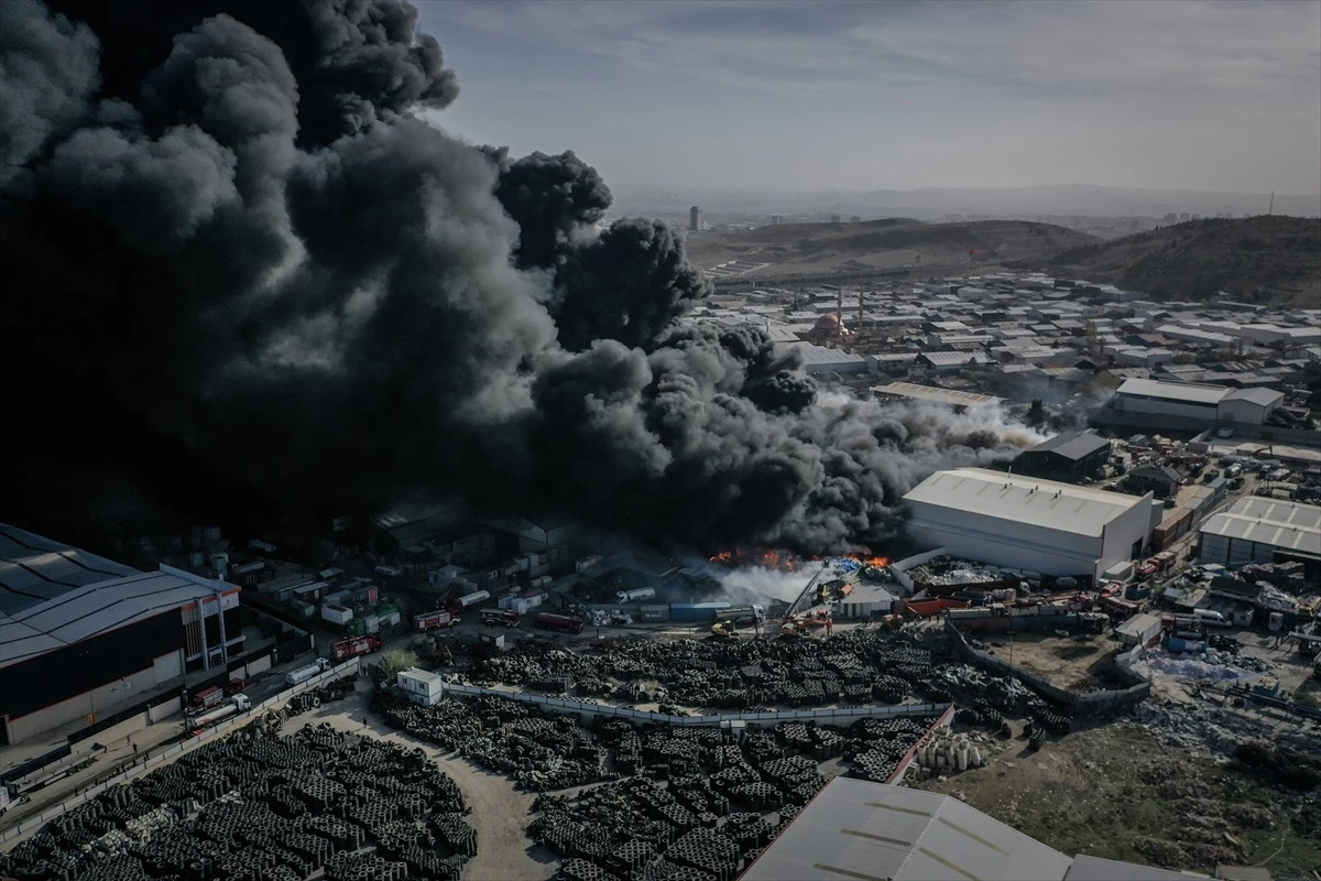 Ankara\'da Hurdacılar Sanayi Sitesi\'nde Yangın Çıktı