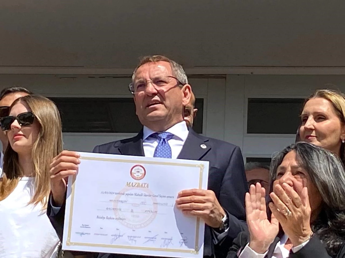 Ayvalık Belediye Başkanı Mesut Ergin ve CHP\'li Meclis Üyeleri Mazbatalarını Aldı