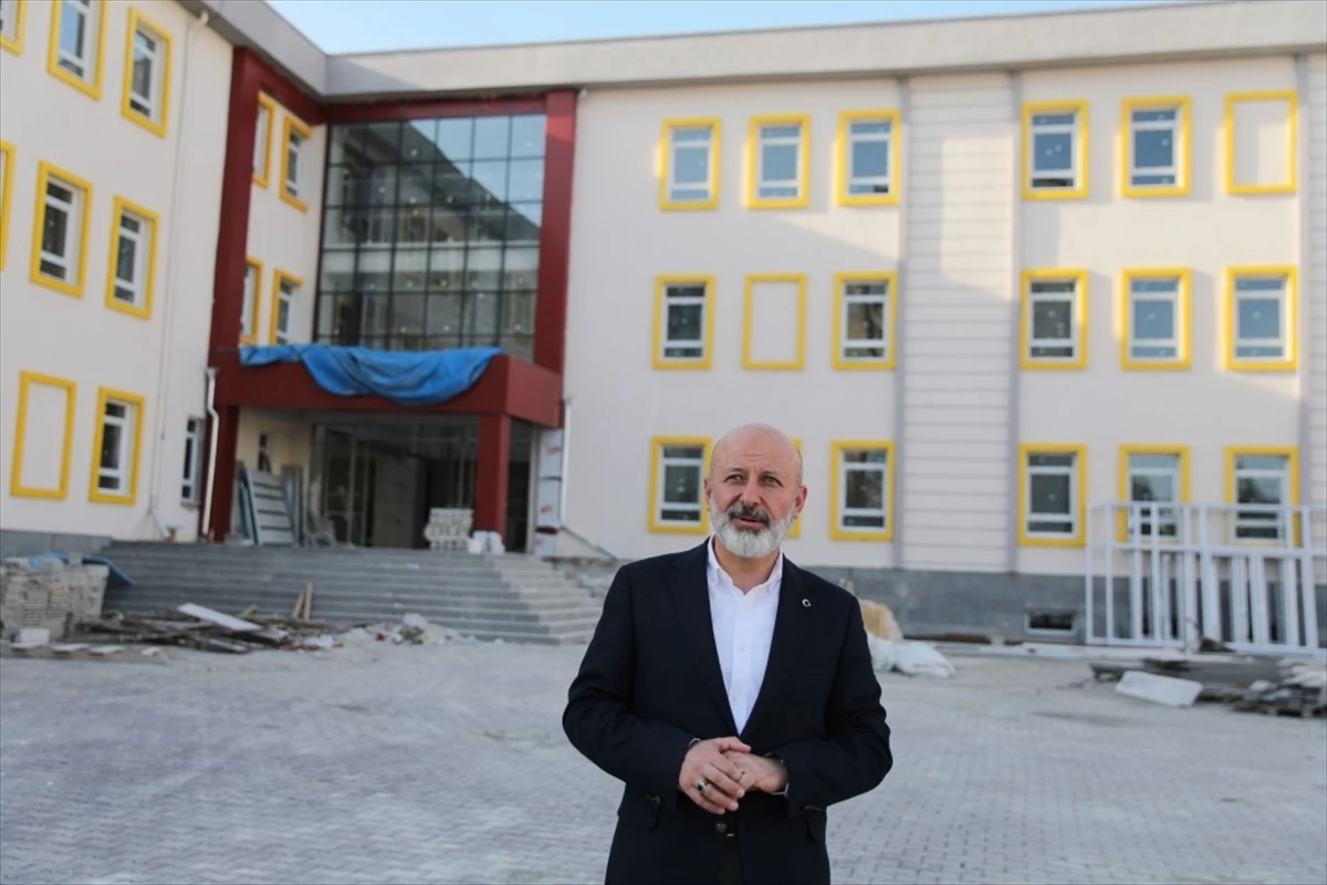 Kocasinan Belediye Başkanı Ahmet Çolakbayrakdar, Mithatpaşa Mahallesi\'nde yapımı devam eden ortaokulun inşaatını inceledi
