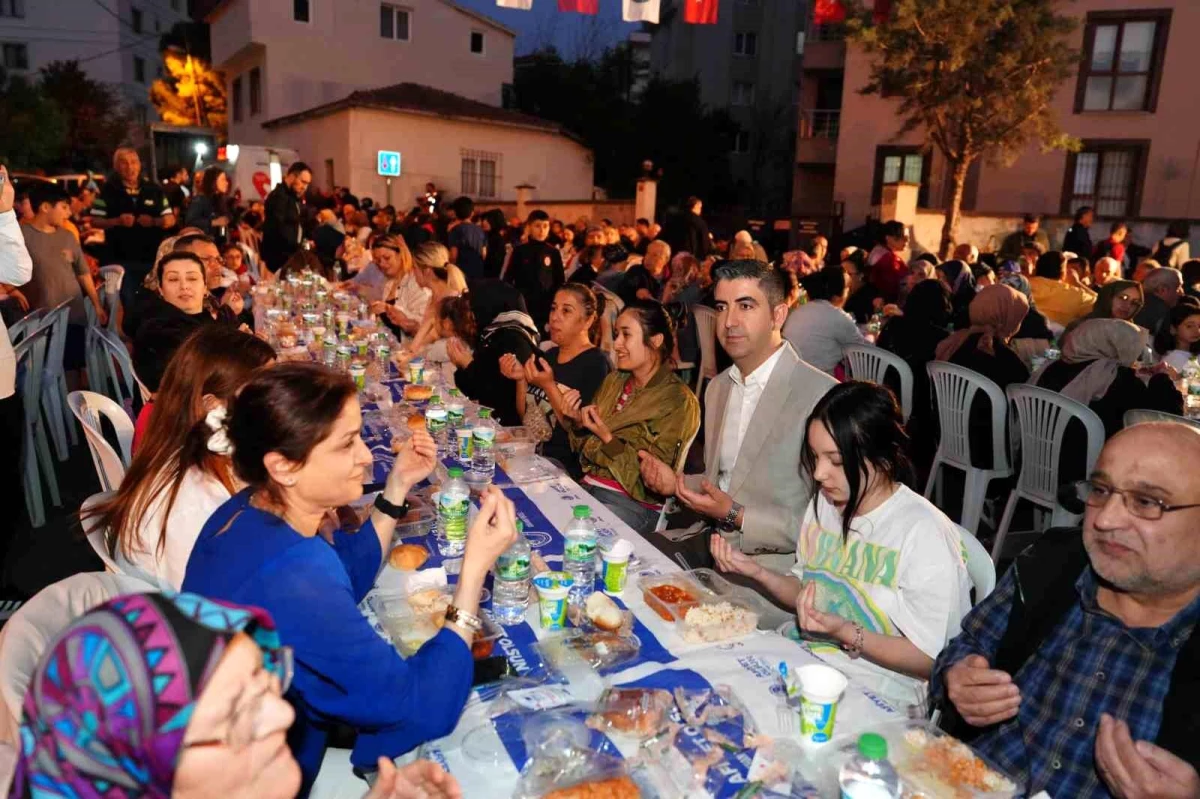 Kartal Belediyesi Soğanlık Gümüşpınar Mahallesi\'nde Mahalle İftarı Düzenledi