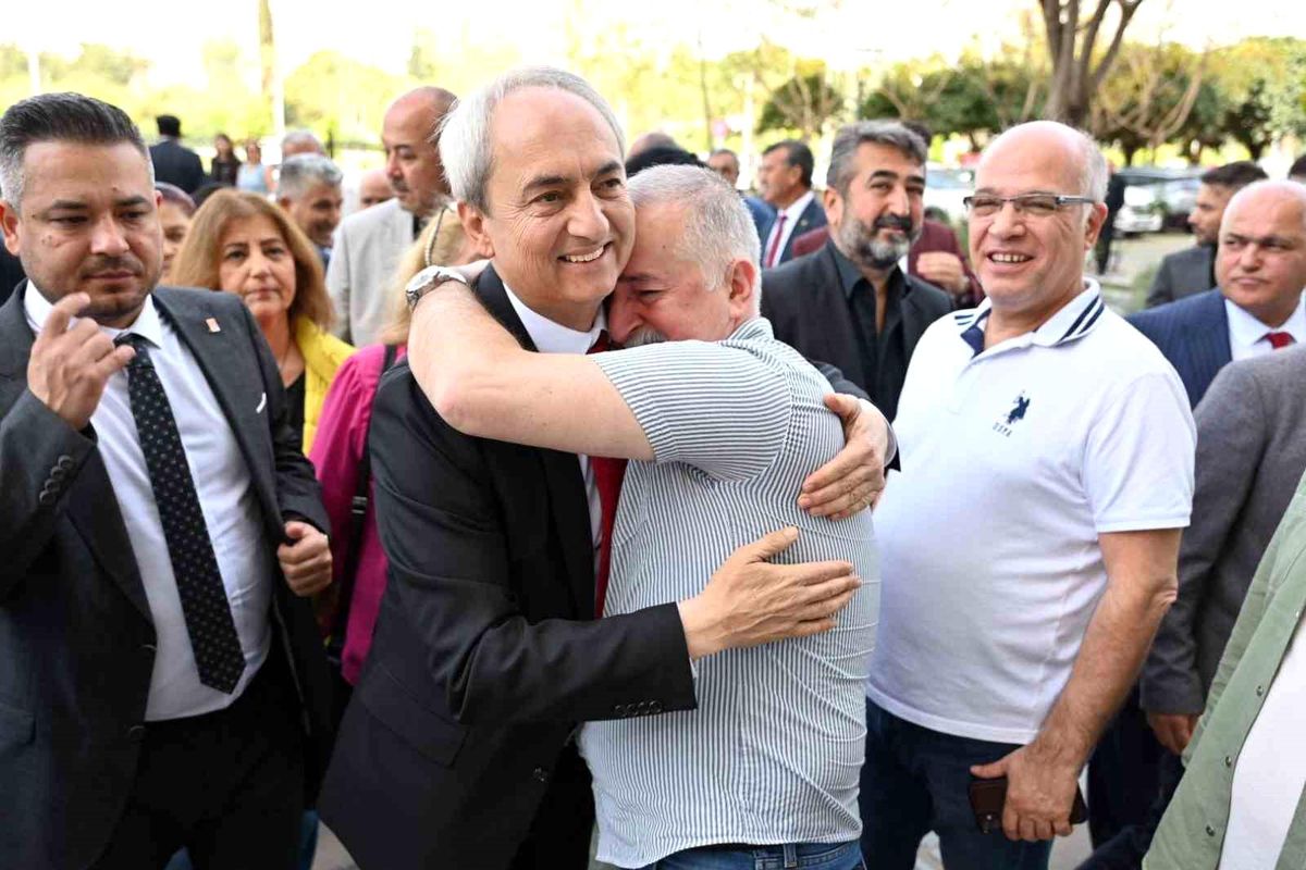 CHP\'li Kepez Belediye Başkanı Mesut Kocagöz mazbatasını aldı