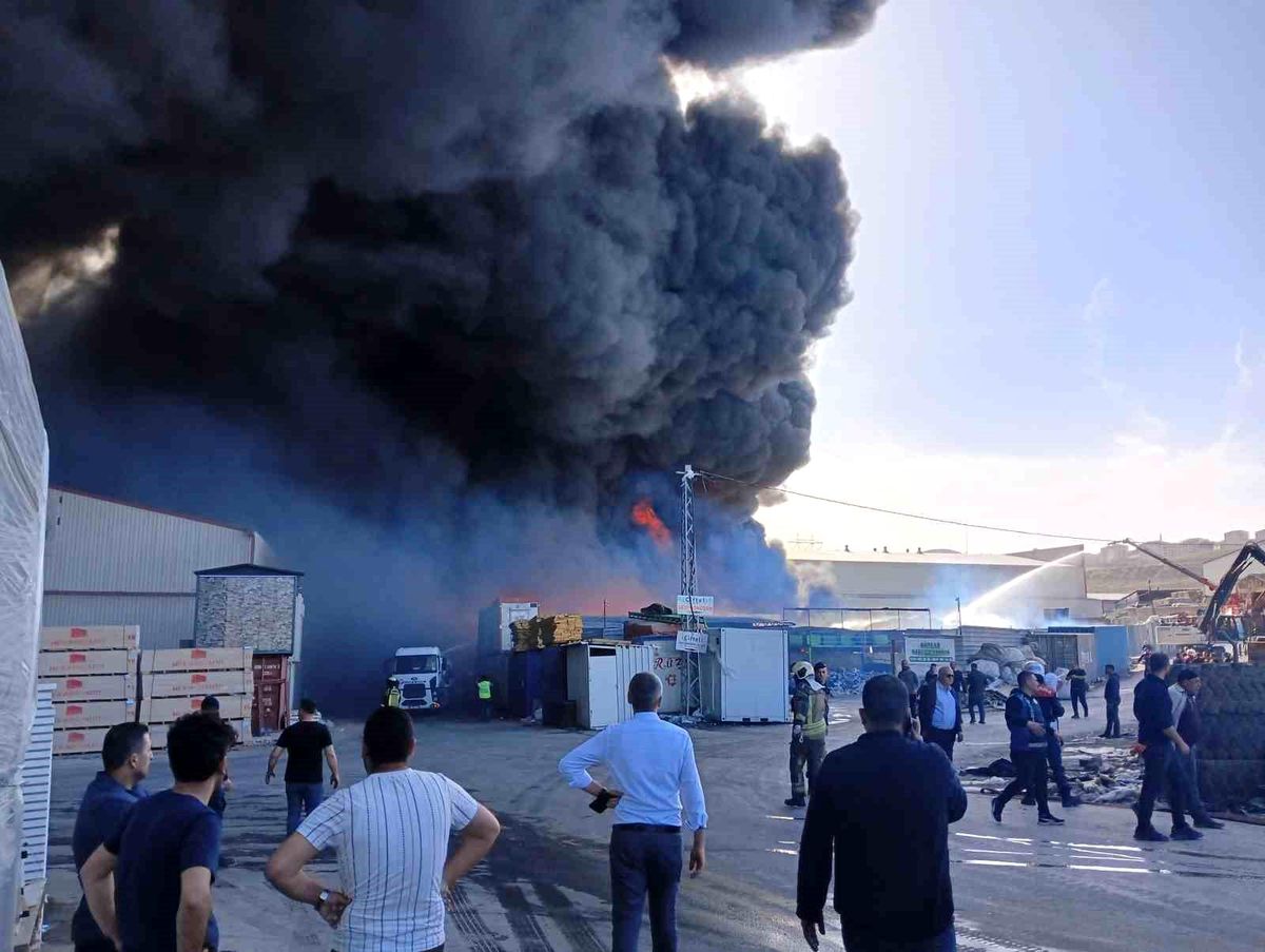 Ankara\'da Sanayi Sitesinde Yangın: Hava Destekli Müdahaleler Devam Ediyor