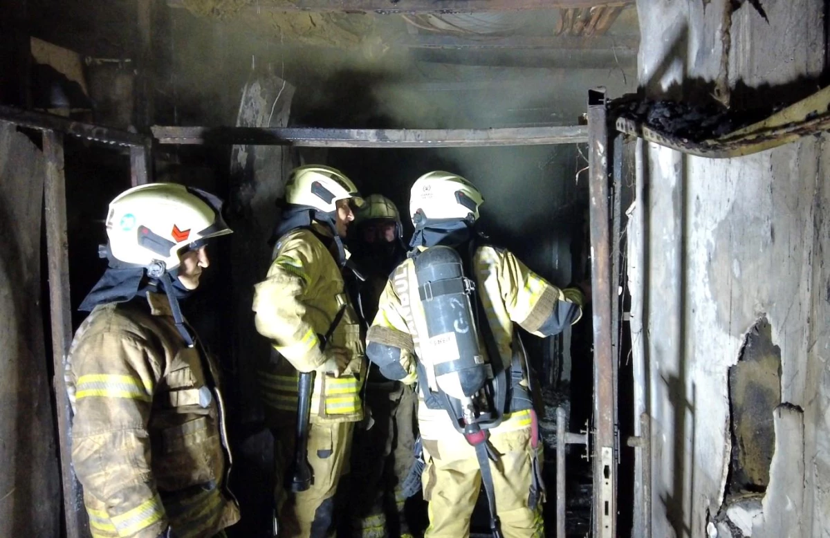 Beşiktaş Gayrettepe\'de yangın faciası: İtfaiye ekiplerinin çalışmaları görüntülendi