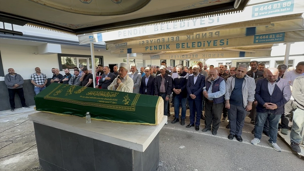 Beşiktaş\'taki yangında hayatını kaybeden Binali Çayır ve Ahmet Sever için Pendik\'te cenaze töreni düzenlendi