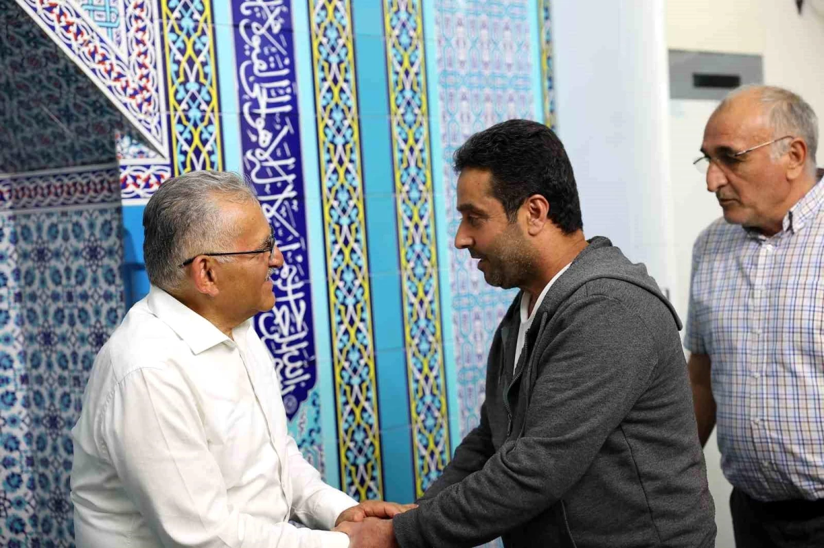 Kayseri Büyükşehir Belediye Başkanı Ramazan\'da Camii Cemaatiyle Buluştu