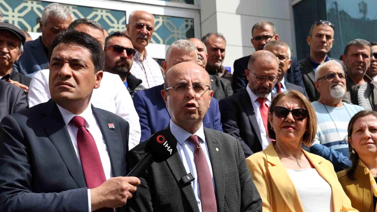 CHP\'li Belediye Başkanı Ekicioğlu, mazbatasını alırken gönderme yaptı