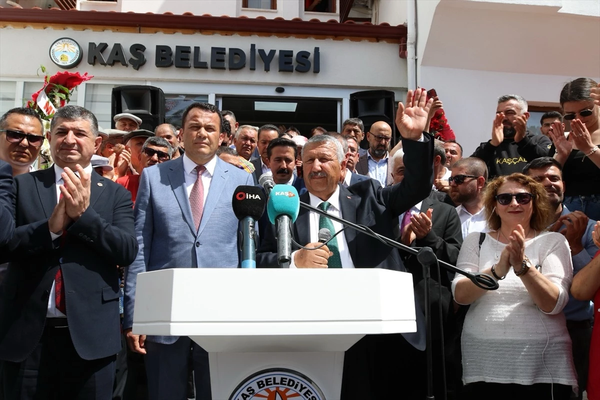 CHP\'li Erol Demirhan, Kaş Belediye Başkanlığı görevine başladı