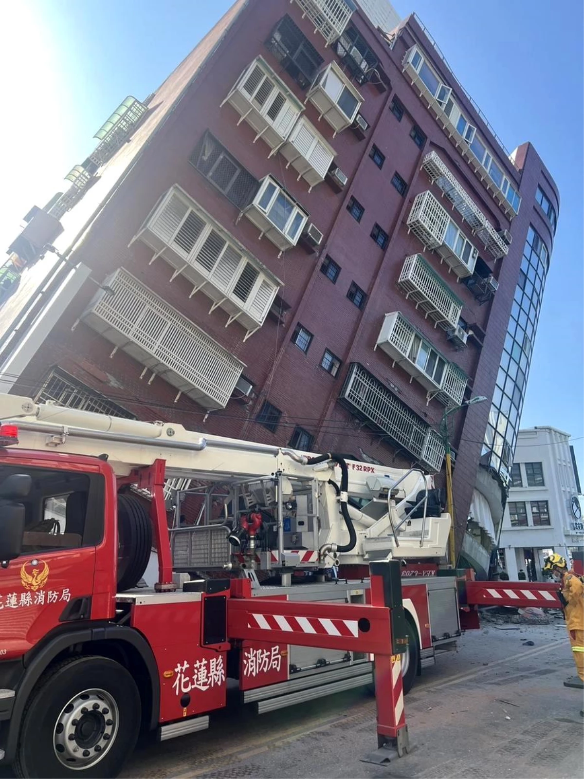 Taiwan\'ın Hualien kentinde meydana gelen depremde 4 kişi hayatını kaybetti