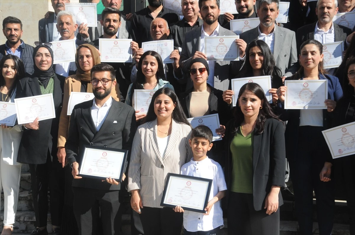 DEM Parti\'den Cizre Belediye Başkanı Güler Yerbasan mazbatasını aldı