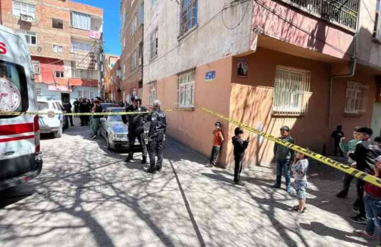 Diyarbakır'da çifte infaz! Mahkemeden çıkar çıkmaz ikisini de öldürdü Diyarbakır'da çifte infaz! Mahkemeden çıkar çıkmaz ikisini de öldürdü