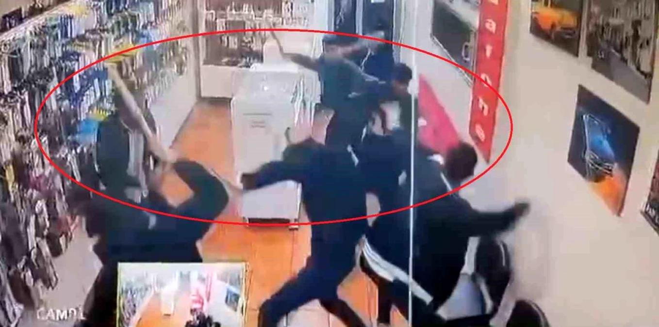 Diyarbakır\'da Cep Telefonu İş Yerine Saldırı: Güvenlik Kamerasına Yansıdı