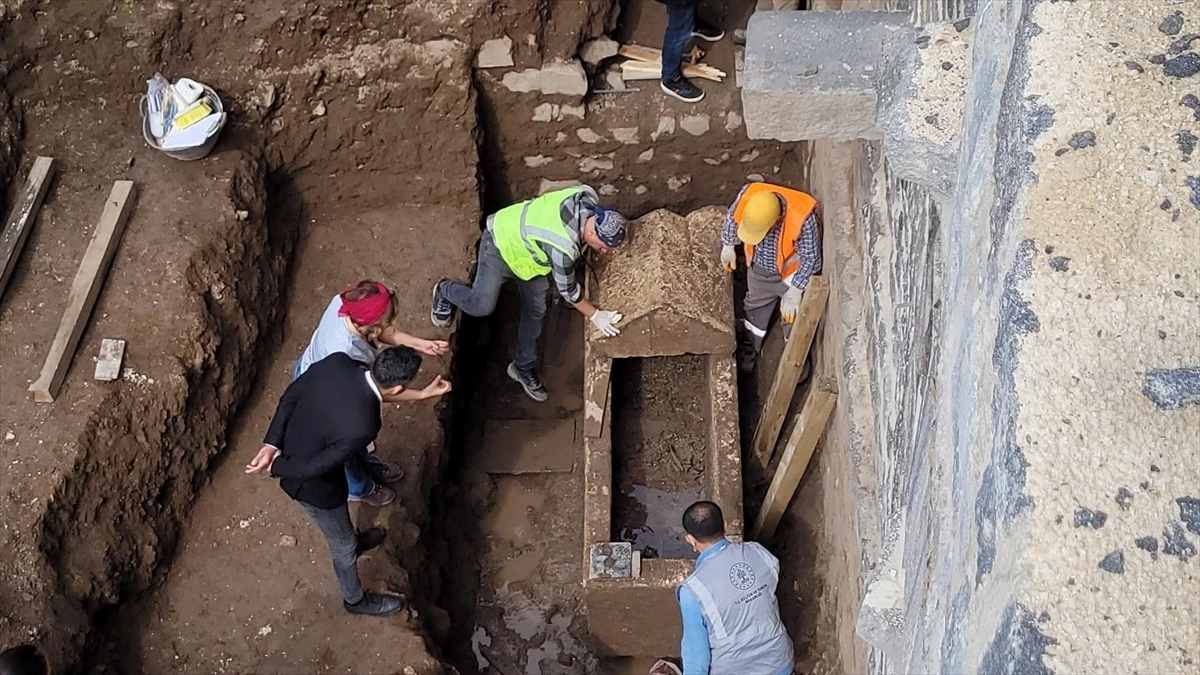 Diyarbakır\'da tarihi surlarda yapılan restorasyon çalışmalarında lahit bulundu