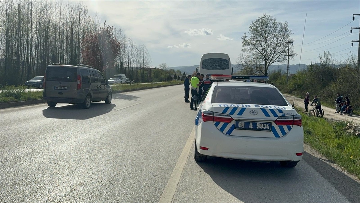 Düzce\'de otomobil midibüse çarptı: 2 yaralı