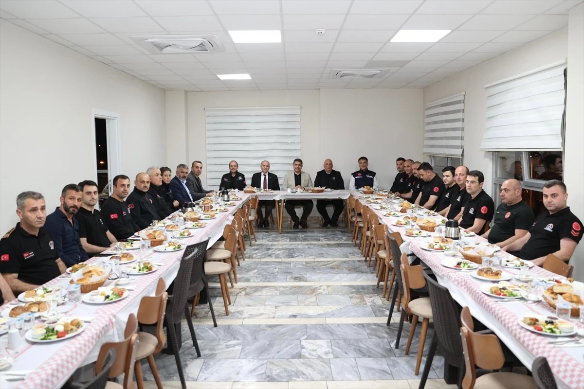 Düzce Valisi ve Belediye Başkanı İtfaiye Personeliyle Sahur Yaptı