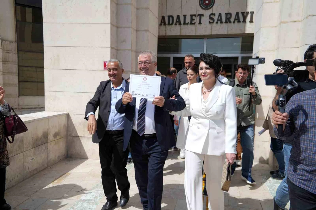 CHP\'li Mehmet Ertaş, Edremit Belediye Başkanı olarak mazbatasını aldı